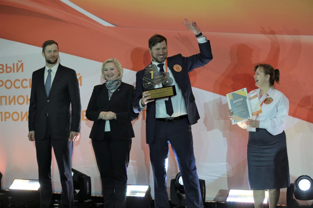 Победитель первого всероссийского чемпионата по производительности из АО «Каменскволокно». Фото Лидеры производительности