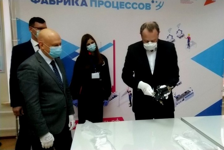 Глава ФЦК Николай Соломон провел завершающую операцию по производству готового изделия на "Фабрике процессов" Калужской области
