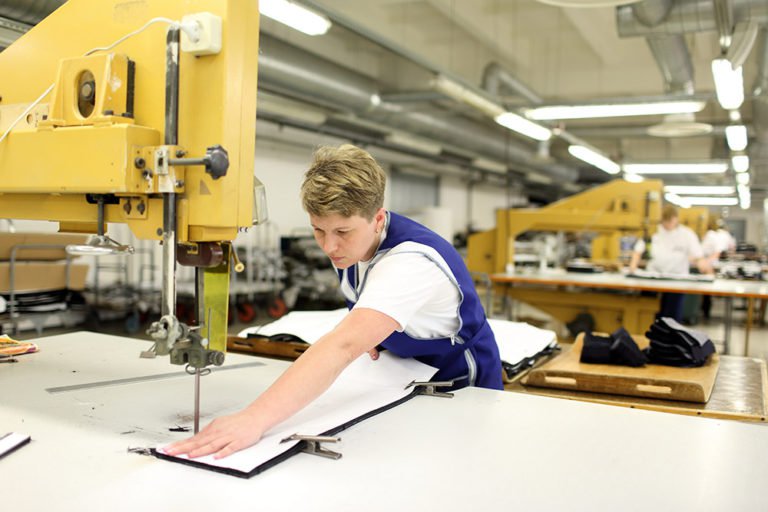 Всеволожская фабрика на 20% увеличила выработку пошива курток для силовых структур