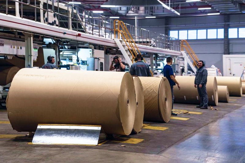 На заводе в Ленинградской области увеличили количество картонной упаковки, произведенной точно в срок