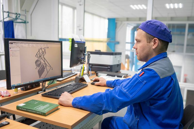 Дмитрий Ашихмин, инженер УПЭД за разработкой чертежа дозатора-опрокидывателя