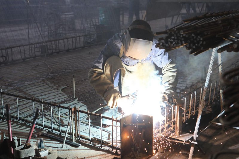 Иркутский завод железобетонных изделий на 30% сократил время производства дорожных плит с помощью нацпроекта