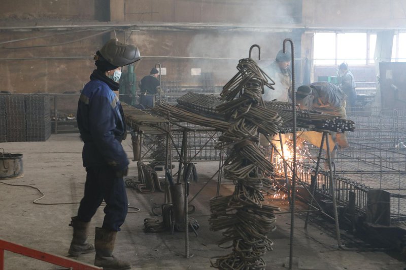 Иркутский завод железобетонных изделий на 30% сократил время производства дорожных плит с помощью нацпроекта