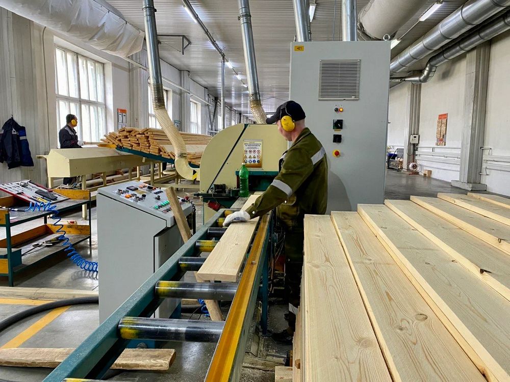 На алтайском деревообрабатывающем предприятии на 22% увеличили выработку сотрудников с помощью нацпроекта