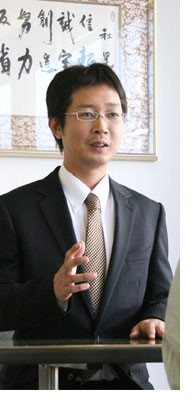 Като Такэнори, внук основателя Avex'а и генеральный директор с 2010 г.