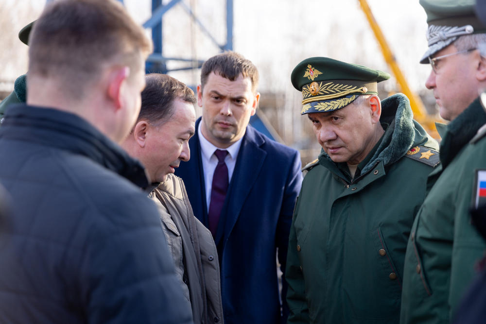 Сергей Шойгу потребовал от работников алтайского оборонного предприятия пахать в три смены