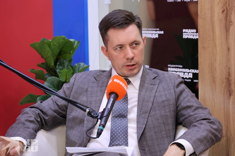 Заместитель министра экономического развития Денис Тюпышев в открытой студии «Комсомолки» на ВЭФ-2026 Заместитель министра экономического развития Денис Тюпышев в открытой студии «Комсомолки» на ВЭФ-2026